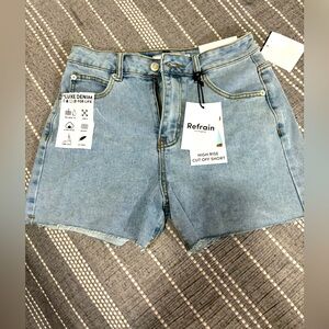 NWT Refrain light wash high rise denim shorts, size 5, 27” waist